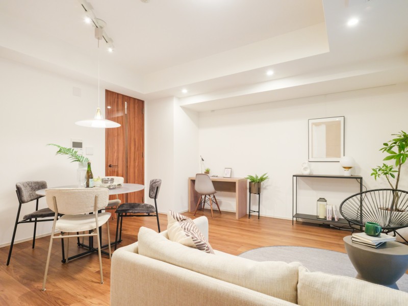 リビングの壁にはピクチャーレールがあるので、壁を傷つける心配なくお気に入りのお写真や絵画、ドライフラワーなどのグリーンを飾ることができます。四季によって飾るものを変えて、季節を感じることもできますね。