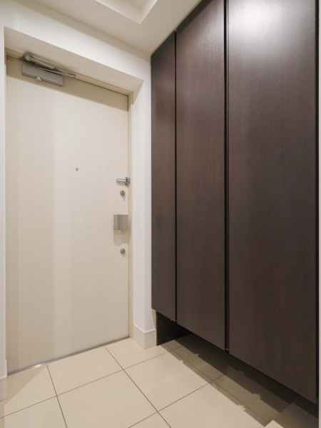 玄関には人感センサー付きライトが設置されているので、暗い時間帯のご帰宅や両手が塞がっているときも快適です。