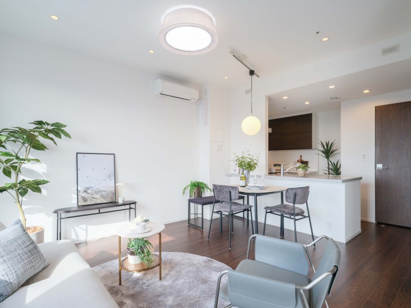 心地よい時間が流れるお部屋は、毎日が忙しいあなたもほっと一息つける安らぎの空間です。床暖房が敷設され、大切なペットも一緒に、ご家族みなさまが一年中快適にお過ごしいただけます。