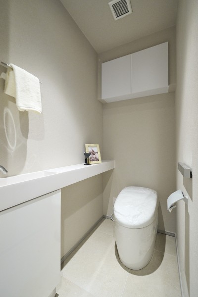 清潔感が溢れるレストルームにはタンクレストイレを設置いたしました。面倒なタンクの掃除が不要で、家事の負担を軽減することができます。吊戸棚にはトイレットペーパーや掃除用具を収納可能です。