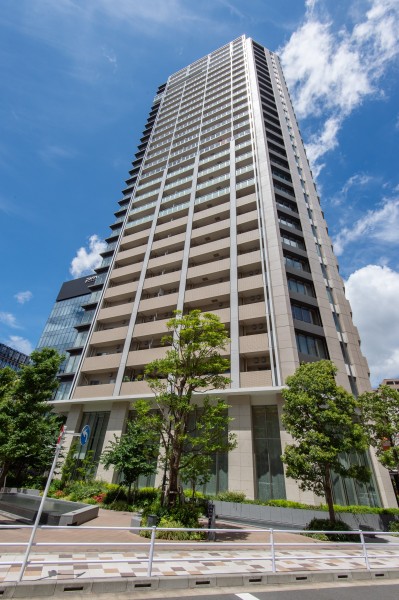 柔らかく温もりのある色調で整えられた外観は品のある佇まいです。東京建物・三菱地所レジデンス旧分譲の〈Brillia〉シリーズで安心の免震構造タワーレジデンスです。