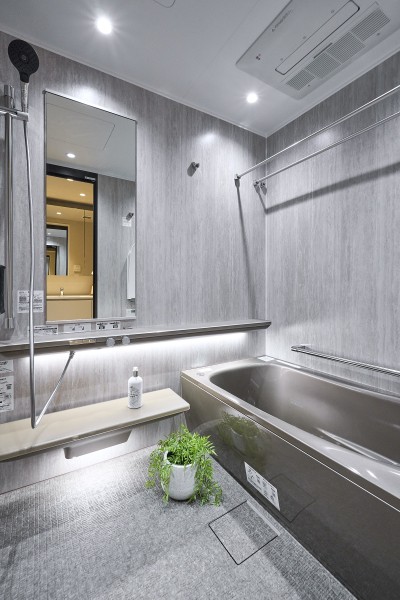 ラグジュアリーなバスルームにはヘッドレスト付き浴槽に加え、肩湯・腰湯の〈楽湯〉機能と、調光調色システムを採用いたしました。洗練されたフォルムと自然を感じる質感安らぎの時間へと誘ってくれます。