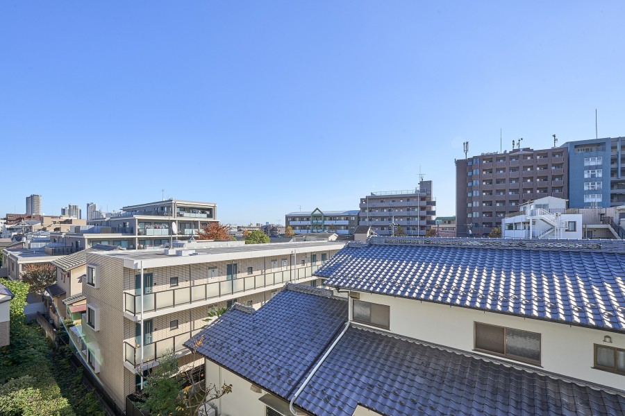 開けた空を眺めながらほっと一息つき、日常をアップデートできる眺望です。都会の喧騒から離れ、心安らぐ暮らしが叶う住まいです。