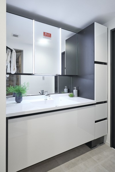 洗面室には洗面化粧台と収納棚を設置いたしました。リネン類やお洗濯グッズなどをまとめて収納することができます。モノトーンカラーがオシャレな洗面化粧台で、スタイリッシュな空間となっております。