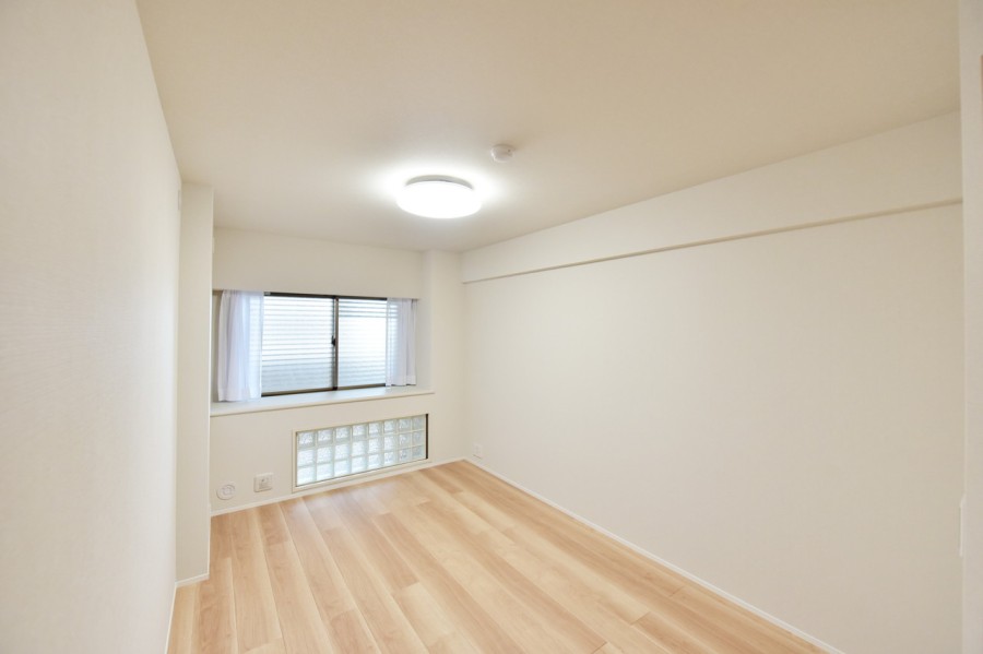 洋室１（約6.6帖）は優しい光がさしこむプライベートスペースです。ウォークインクローゼットを備えていますので、居室を広く使用できます。シンプルな内装なので、インテリアが映えそうです。