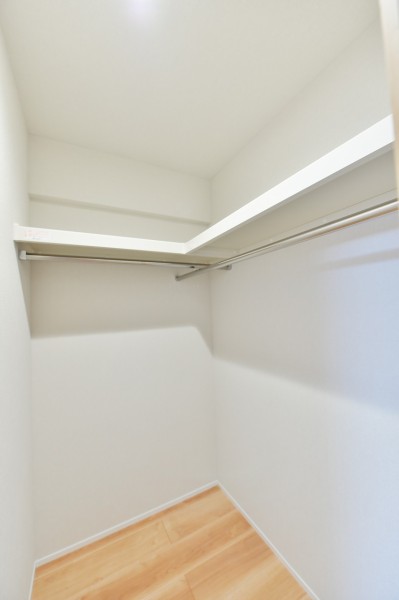 洋室１にはハンガーパイプに枕棚を備え付けたウォークインクローゼットを設置しました。かさばりがちなアウターから、季節物の家電、小物類もたっぷりと収納できます。