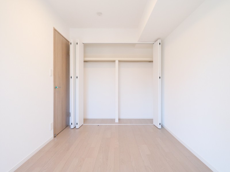 各居室に収納スペースがあり、かさばるアウターや季節物の寝具、家電などを収納することができます。ライフスタイルに合わせてご利用いただけます。