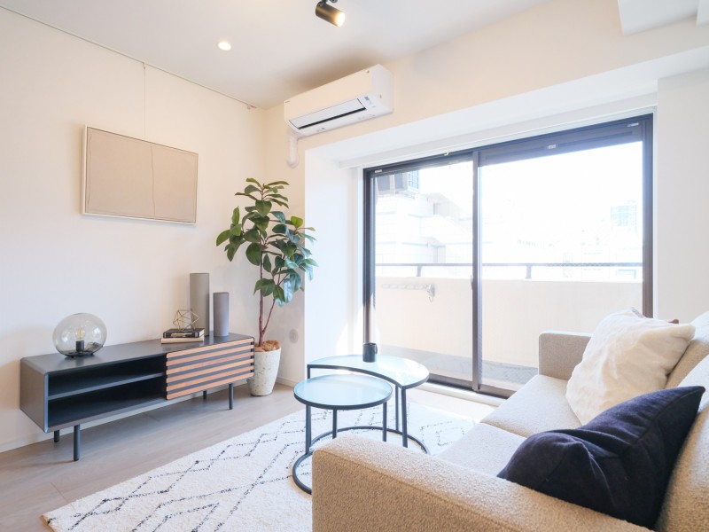 ピクチャーレールを設置したので、壁を傷つける心配なくお気に入りのアートやグリーンを飾りインテリアを楽しめます。お部屋のアクセント部分としてお使いいただけます。