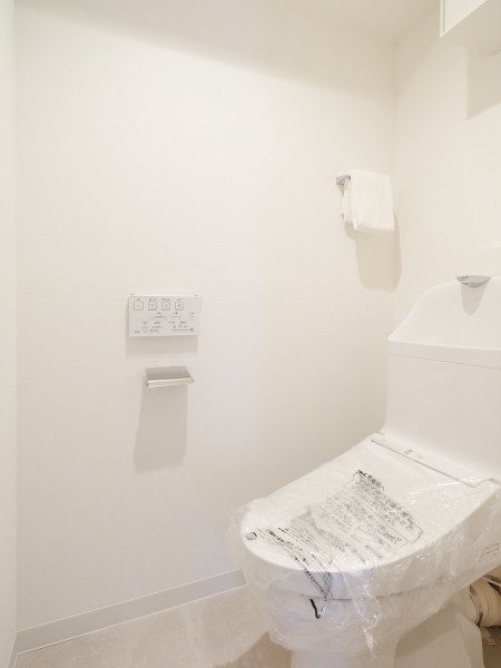 柔らかく清潔感が溢れるレストルームに仕上がりました。優れた節水効果や汚れが付きにくい便座など、ほしかった機能が揃ったウォシュレット一体型トイレです。