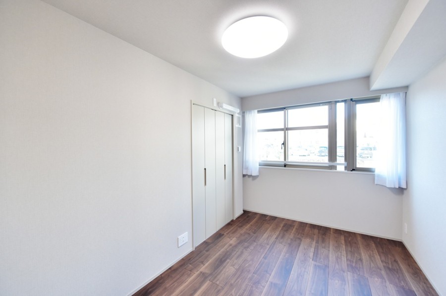 窓から優しい光が差し込む洋室２（約6.2帖）です。シンプルな内装ですので、お好みのインテリアや小物で自分らしい空間を演出できます。自分の時間や趣味に集中できるプライベートスペースです。