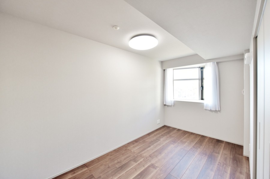 洋室３（約6.2帖）はリビングインのお部屋で、家族の気配を感じながらもしっかりとプライバシーを確保できます。全ての居室が６帖以上の広さを確保しており、インテリアもゆったり配置できます。