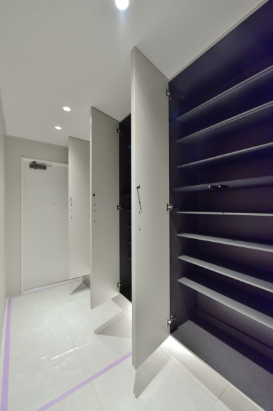 大容量のシューズボックスに廊下収納を設置しましたので、家族のくつもたっぷり収納できます。廊下収納には、日用品のストックや災害備蓄品お出かけの際にサッと取り出したいレイングッズなども収納に便利です。