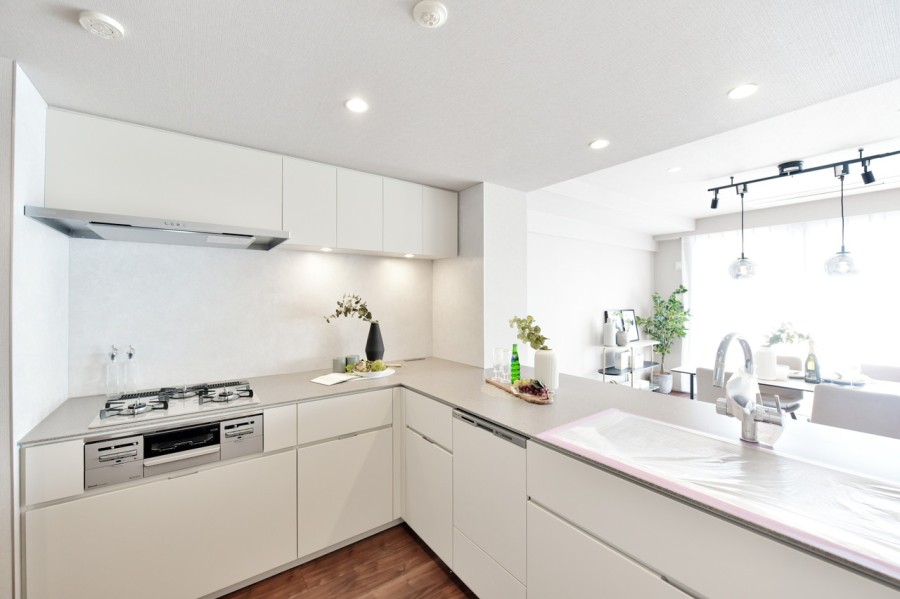 このお部屋のためにデザインされた田中工藝製Ｌ字型のシステムキッチンです。作業スペースがたっぷり確保されていますので、工程の多いお料理の調理も楽々です。食器洗浄乾燥機にディスポーザー完備です。