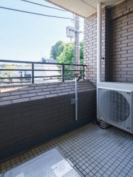 バルコニーでは青々とした空と心地よい風を感じることができ、ほっと一息つきたい時にオススメの空間です。