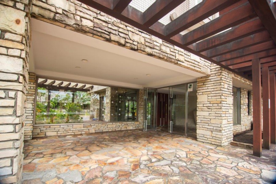 気品溢れるエントランスは、定期的にメンテナンスを行っているのでとても綺麗です。オートロック付きなのでセキュリティ面も安心ですね。