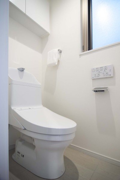 優れた節水効果や汚れが付きにくい便座など、ほしかった機能が揃ったウォシュレット一体型トイレです。背面には収納に便利な吊戸棚収納を備え付けました。
