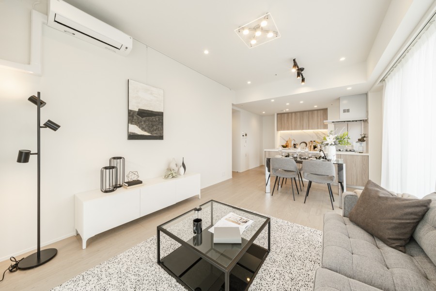 ホワイトのクロスとペールグレーのフロアー材が、気品あるナチュラルテイストな空間を演出します。LDに床暖房を設置しているため、寒い季節でも快適にご家族とお過ごしいただけます。