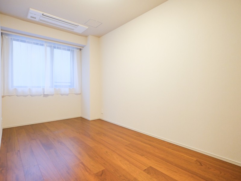 洋室2は約7.1帖の広さのお部屋となっております。ナチュラルテイストな内装はどんな家具にも相性バッチリです。お好きなインテリアを設置して、理想のお部屋作りができます。