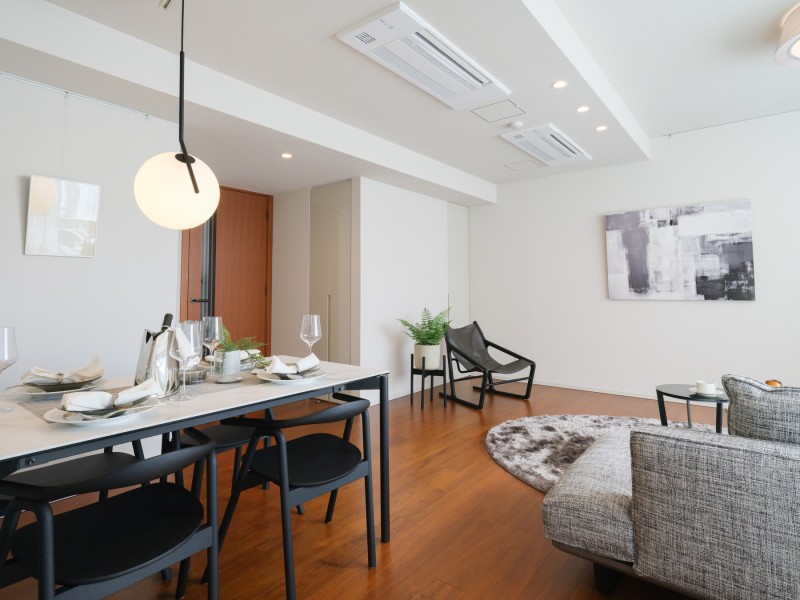 LDにはピクチャーレールがあるので、壁を傷付けることなくお好きな絵画やご家族のお写真、ドライフラワーなどを飾ることができます。建具がお部屋のクロスやフロアー材と調和し、上品な印象となっております。