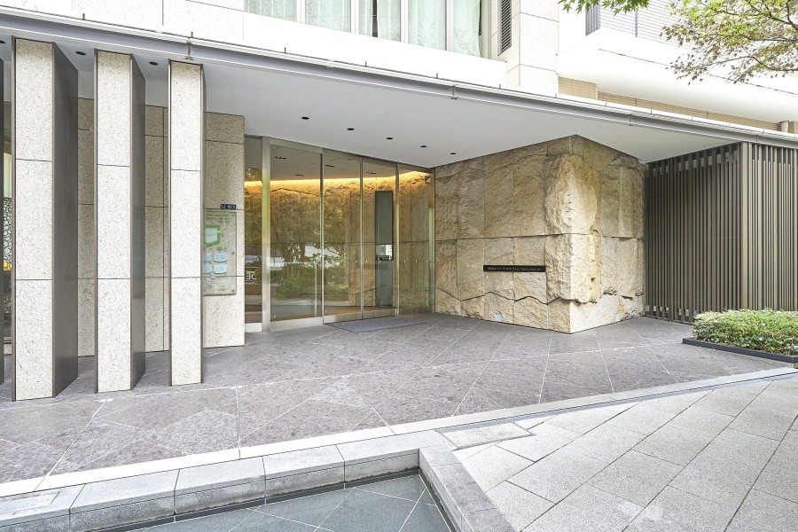 お手入れの行き届いたエントランスは、管理体制の整ったマンションならではの安心感があります。帰宅時には温かく迎え入れてくれる雰囲気を感じられます。