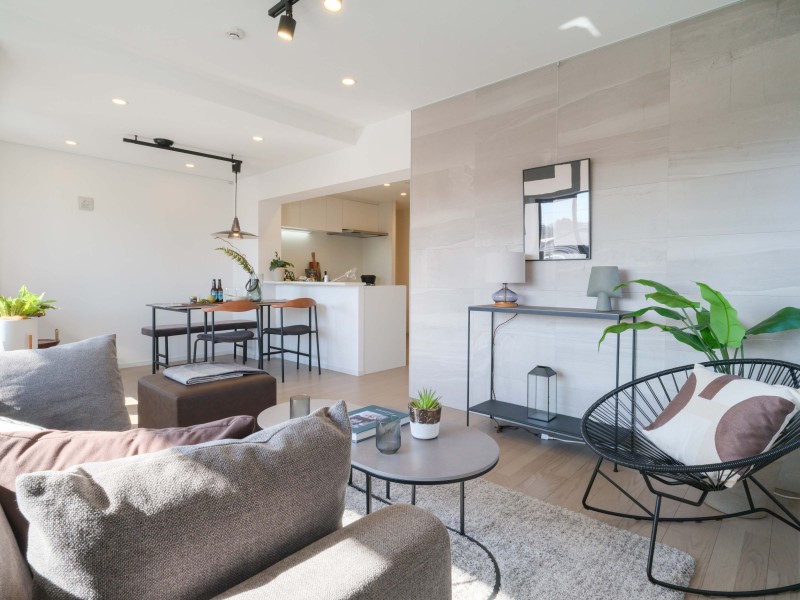 明るさと重厚感が同居した住空間です。意匠を巡らせ、住まう方が快適な暮らしを送っていただけるよう上質な素材を採り入れた品格のあるお部屋です。