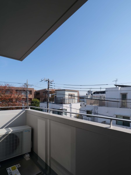 暮らしに大切な光と風を感じることができる南西向きのバルコニーです。