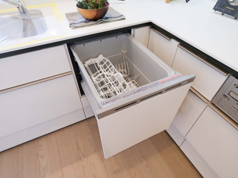 ◆食器洗浄機◆家事の時間を短縮できる優れもの。さらに節水・節約を同時に行うことができるので、人気があり重宝します。