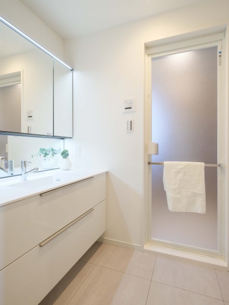 空間に美しく溶け込むスタイリッシュなデザインの洗面化粧台は、収納豊富な三面鏡タイプです。