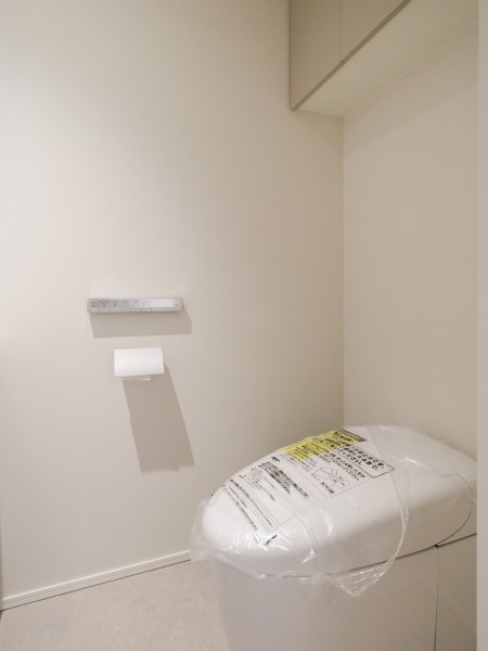 タンクレストイレやスティックリモコンでスタイリッシュな雰囲気を演出したレストルームです。毎日使う場所だからこそ、清潔感と使いやすさを考慮しました。