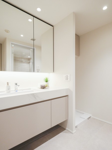 使うたびに心に気品とゆとりを与えてくれるホテルライクな洗面化粧台は、キッチンと同じデザインで統一しました。豊かな洗面空間での暮らしを、毎日お楽しみいただけます。