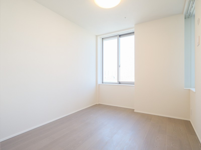 主寝室にぴったりな洋室1です。過ぎゆく時間をのびやかに感じ、プライべート時間を満喫できるお部屋です。ウォークインクローゼットがあるので、荷物はたっぷりと収納し、居室部分は広々とお使いいただけます。