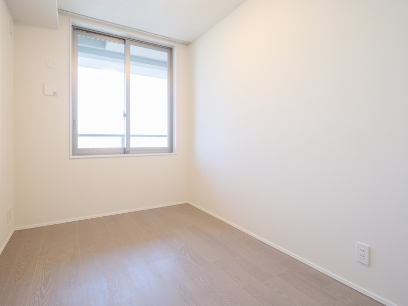 洋室2は約4.8帖の広さがあります。住まう方の趣味や感性で飾っていただけるように、シンプルな内装で仕上げました。お好きなインテリアを設置して、理想のお部屋作りを楽しめます。