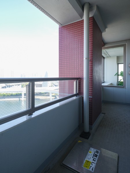 暮らしの中で大切な光と風を演出してくれる居心地の良い空間となっております。リフレッシュタイムにぴったりです。一日の終わりに景色を眺めて、明日への活力を養うことができます。