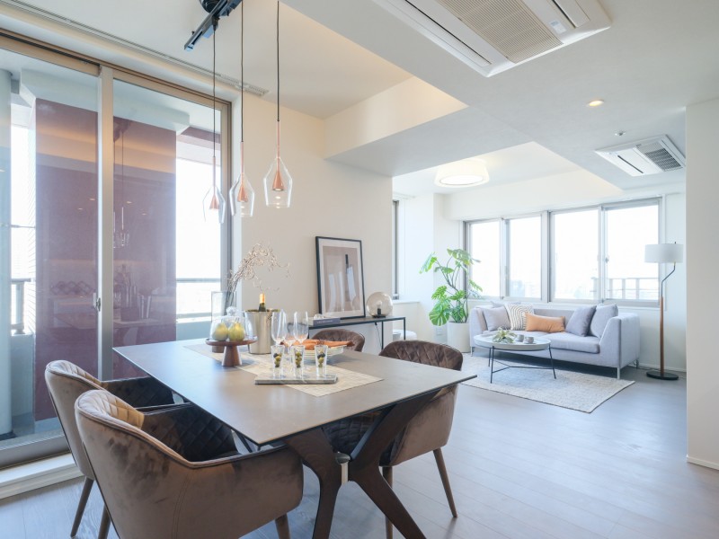 LDKは約19.1帖の広さがあり、安らぎを感じる開放的な空間が彩り豊かな暮らしを演出します。LDに床暖房を設置したため、寒い季節でも快適にお過ごしいただけます。