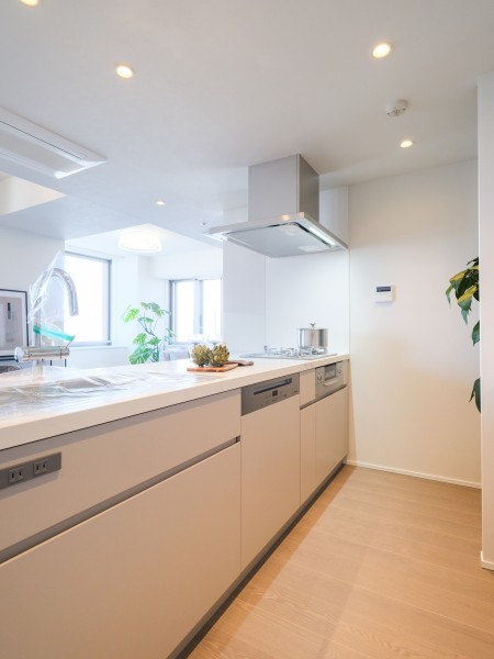 気品があり、清潔感漂うデザインのオリジナルキッチンを新規交換しました。心地よい時間を紡ぎ出し、快適にお料理ができそうな空間です。