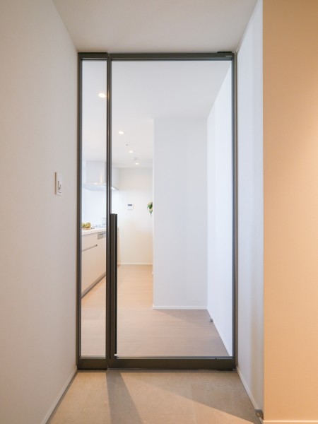 LDKの扉には、極限まで無駄を削ぎ落としたシャープなデザインと、光を取り込み開放感を生み出す高いデザイン性が魅力のRaikiの扉を採用いたしました。ラグジュアリーな透け感で気持ちを高揚させてくれます。