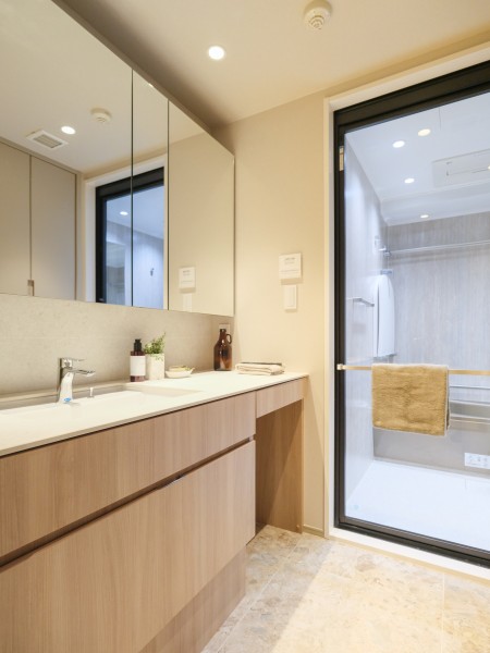 収納豊富で実用的な田中工藝製の洗面化粧台を新規設置しました。使い勝手にまでこだわったライフスタイルに寄り添ったデザインになります。また、カウンター部分にもゆとりがあるので身支度がしやすいサイズです。