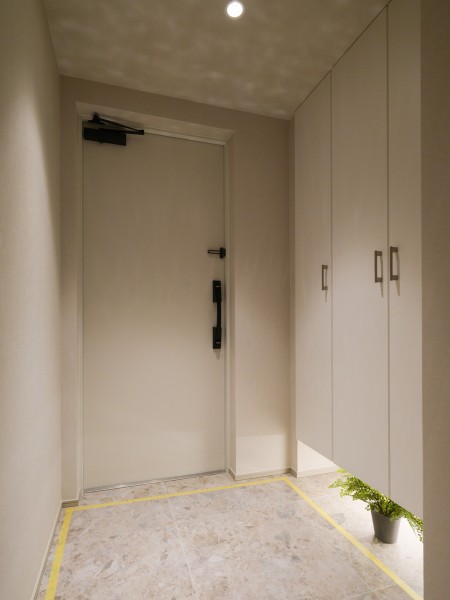 フットライトの光が格調高い雰囲気を醸し出す玄関には、高さのあるシューズボックスがあります。シューズを収納することで玄関を広くお使いいただけます。