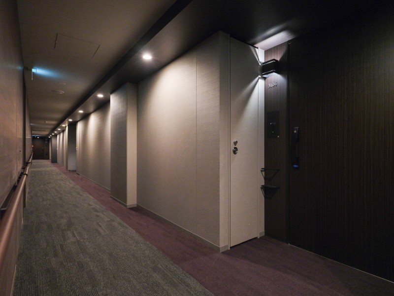 重厚感のあるダークカラーの扉はラグジュアリーな空間となっております。住戸付設のトランクルームがあり、アウトドアグッズなどの収納にもご利用いただけます。24時間有人管理のマンションです