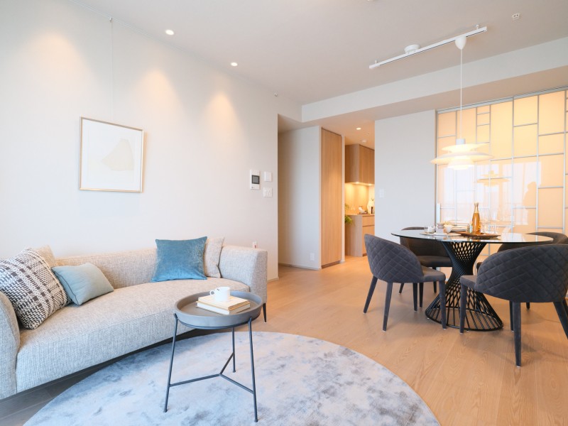 LDにはピクチャーレールがあり、お好きな絵画やご家族のお写真、ドライフラワーなどを飾ることができます。また、建具がお部屋のクロスやフロアー材と調和し、上品な印象となっております。