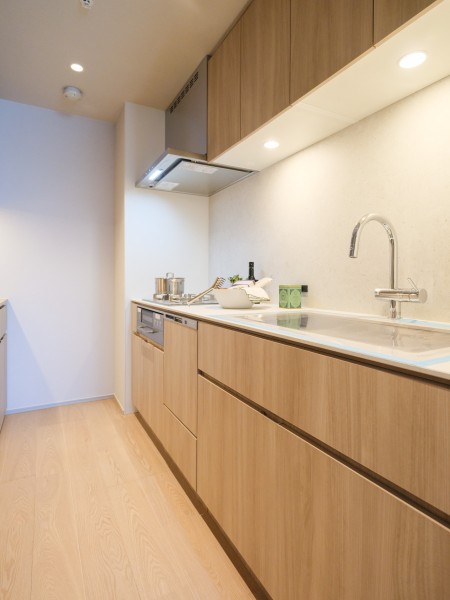 お部屋の色合いに調和した田中工藝製のシステムキッチンです。家事時短にうれしい食器洗浄機やディスポーザー付き♪お料理時間が楽しくなりますね。