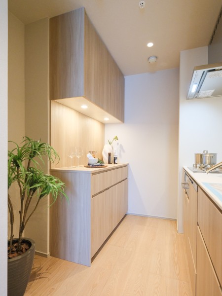 背面にはキッチンとお揃いでスタイリッシュなカップボードを備え付けました。カウンター部分には調理家電やワインなどを置くことができます。