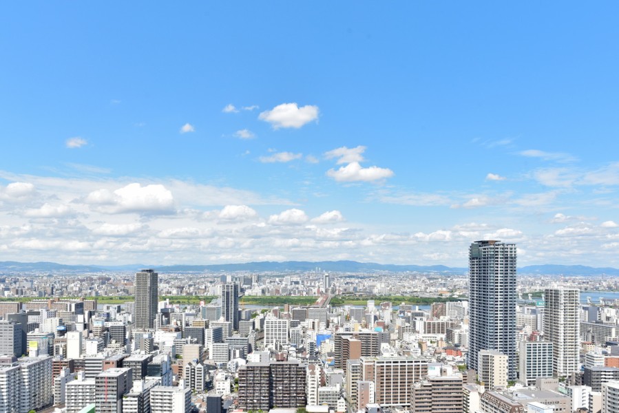 .淀川のゆったりとした流れと大きな空、変化と進化を続けるエネルギー溢れる大阪の街を堪能できる開放感あふれるパノラマ眺望が広がります。夏には夜空を彩る、淀川花火大会を鑑賞できます。