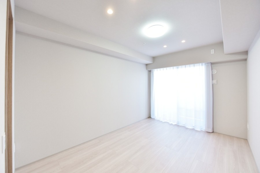 洋室1（約8.0帖）はバルコニーに面し、一日を通して優しい光がさしこむお部屋です。シンプルな内装に仕上げていますので、インテリアや小物でリラックスできる空間を作り上げることができます。