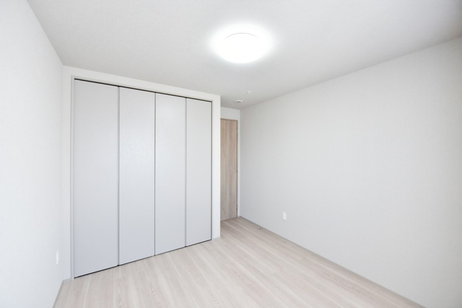 洋室2（約6.2帖）は自分の時間、趣味や課題、お仕事などに集中できるプライベートスペースです。窓を開けると淀川方面の眺望を眺めることができ、リフレッシュできます。