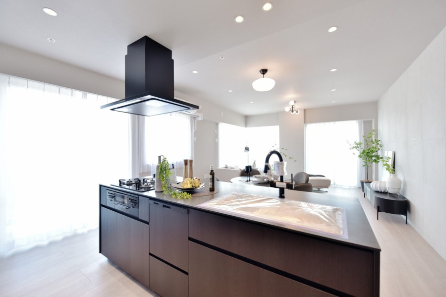 このお部屋のためにデザインされた田中工藝製のアイランドキッチンです。シンプルながら存在感を発揮していますので、インテリアの役割も果たしてくれます。食器洗い機、ディスポーザー完備です。