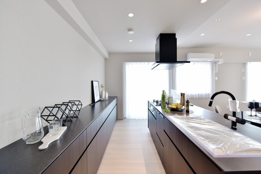 キッチン背面には、キッチンと同じく田中工藝製のカップボードを備え付けました。デザインが統一されていますので、お部屋にまとまりを感じます。キッチン家電置き場や、食器類、小物などをたっぷり収納できます。