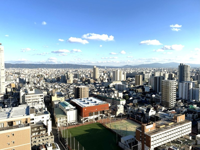 東側眺望です。遠く生駒山の緑と大阪市街の街並み、大きな空が開放感を感じさせます。時間や景色とともに変化していく空と山々の自然を眺めながら大きく伸びをしたくなるような空間です。