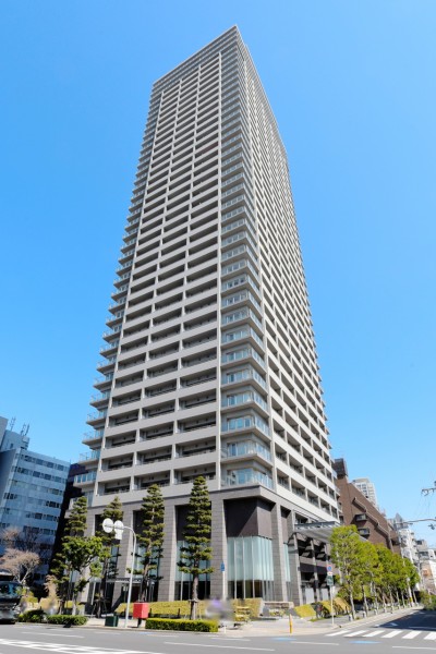 2008年建築、総戸数267戸、ペット飼育可能のマンションです。共用部分にはゲストルーム、スカイラウンジ、パ―ティールーム、各階ゴミステーションもあります。コンシェルジュサービスもありますので、ホテルライクな生活を堪能できます。