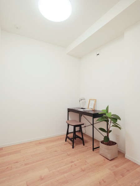 約3.4帖の洋室2は同じくクローゼット付き、テレワークや読書スペースなどの集中したい時間を過ごすのにもぴったりな空間です。